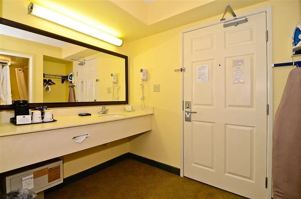 Best Western Louisville East Inn & Suites 3*,