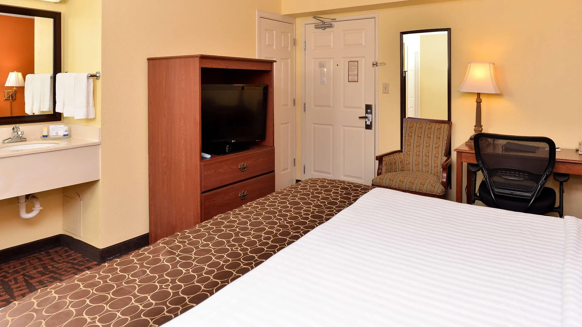 Best Western Louisville East Inn & Suites 3*,